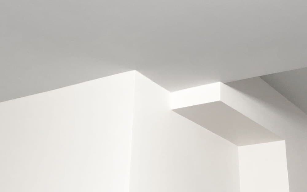 Strak geprofileerd lijstwerk langs een plafond