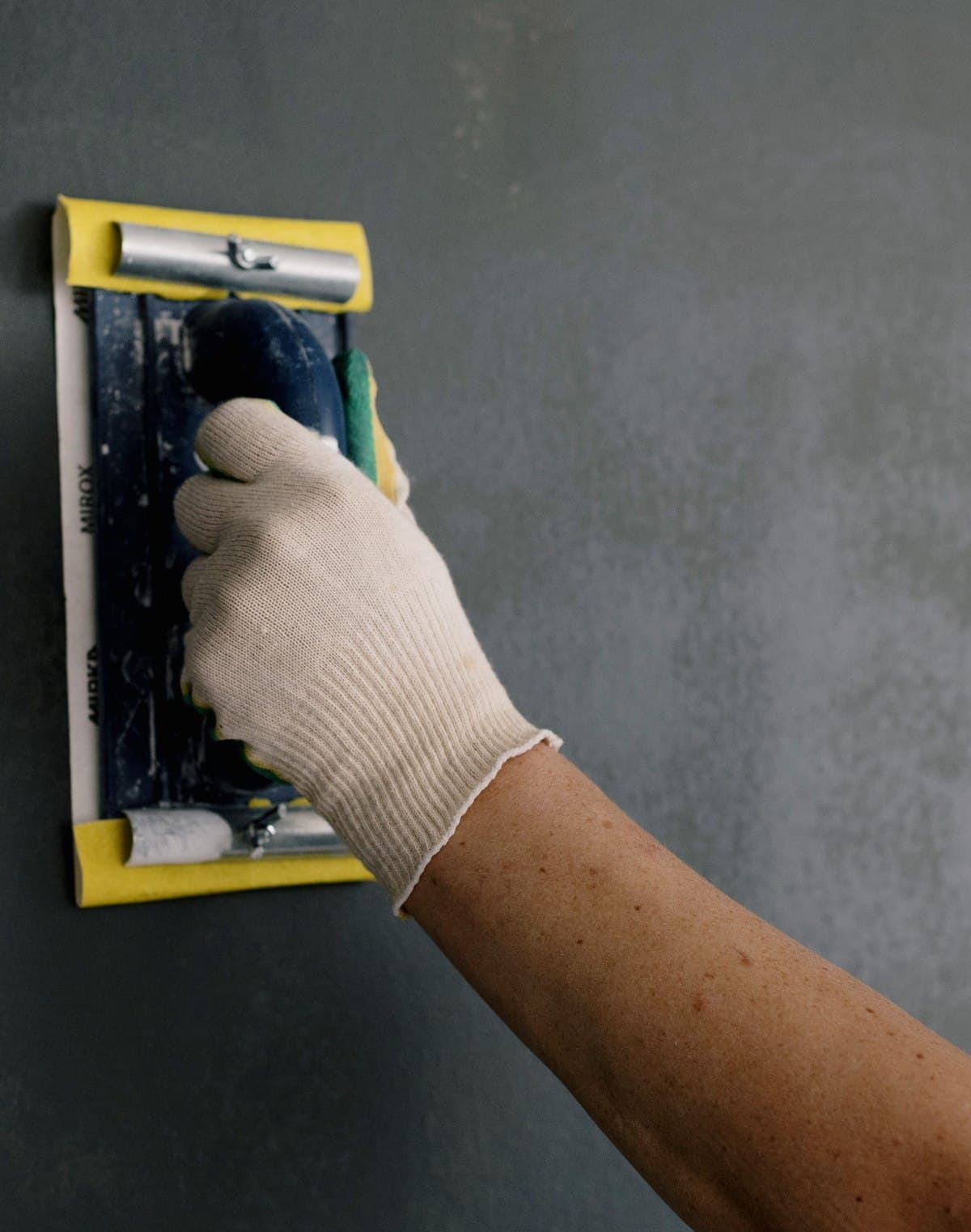 Stukadoor werkt een wand vlak af met een spaan
